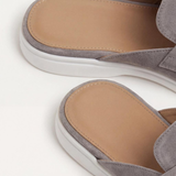Mules de ante gris claro mediterráneas
