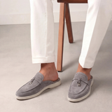 Mules de ante gris claro mediterráneas