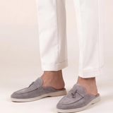 Mules de ante gris claro mediterráneas