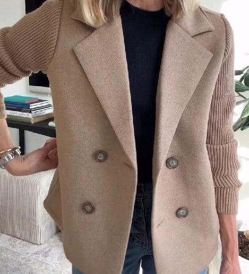 Amora – Elegant kavaj med flätstickade ärmar