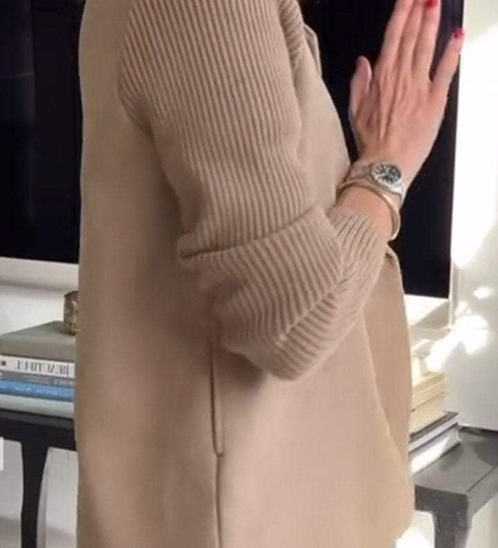 Amora – Elegant kavaj med flätstickade ärmar – bild 2